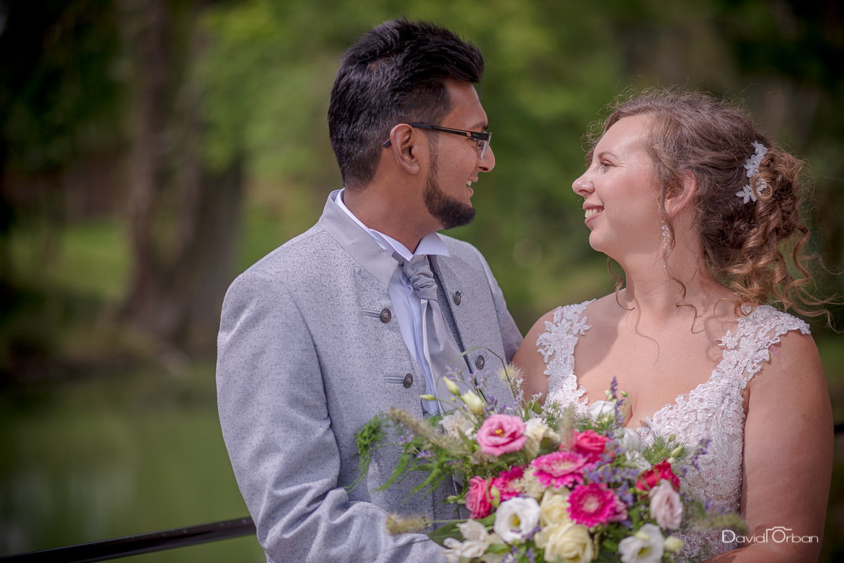 Les mariés souriants avec le bouquet au Château Bayard à Eghezée