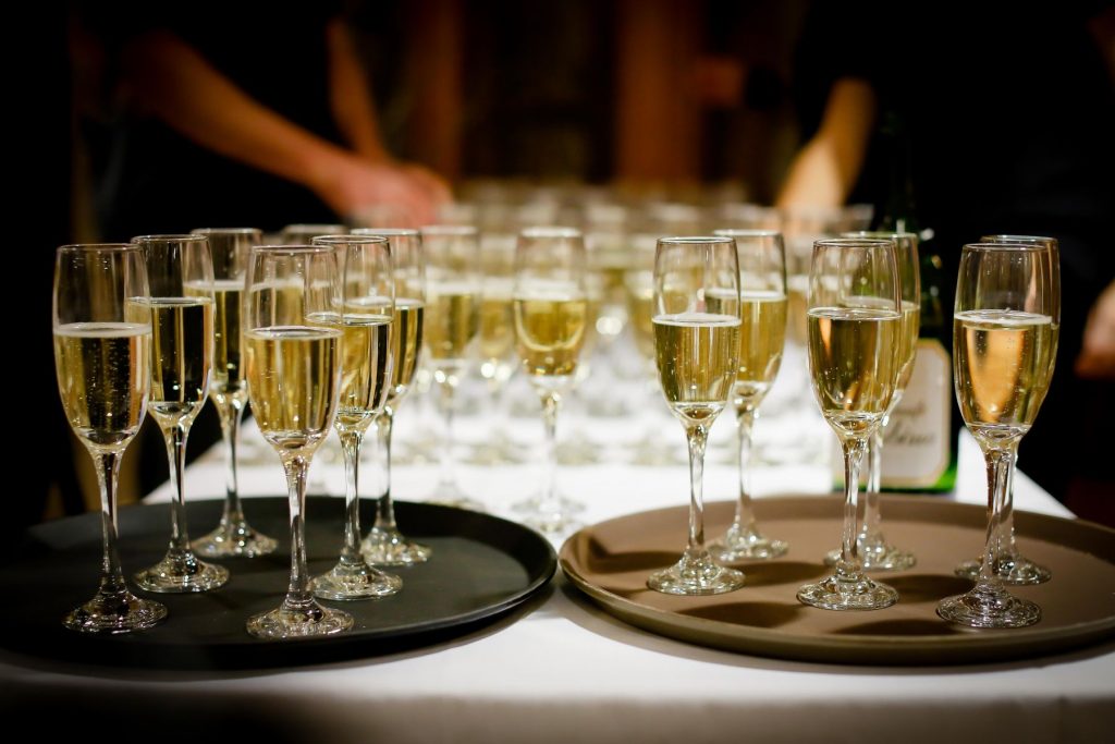 Plateaux de coupes de champagne prêts à être servis lors d'une réception