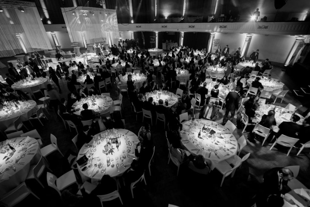 Grande salle de banquet avec tables rondes pendant une soirée de gala
