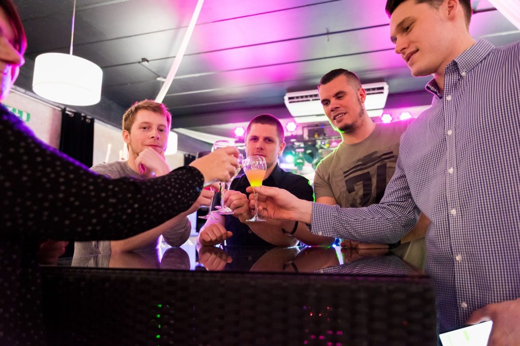 Invités qui trinquent au bar lors d'une soirée d'entreprise