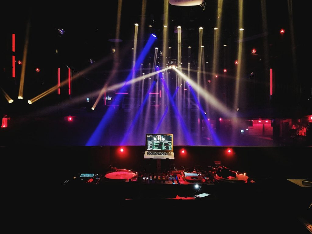 Grande scène de spectacle illuminée de faisceaux bleus
