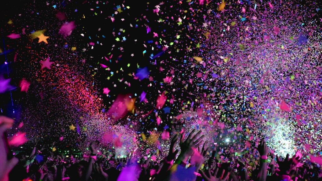 Pluie de confettis colorés au-dessus du public d'un concert