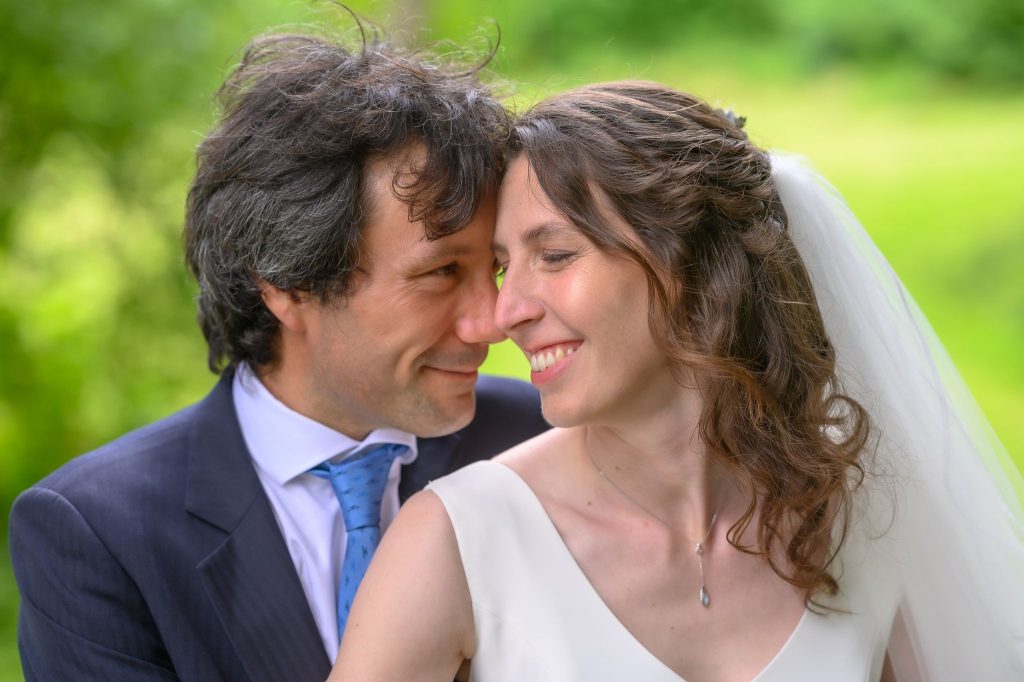 Marie et Armand, mariés à Bruxelles, se regardent en souriant