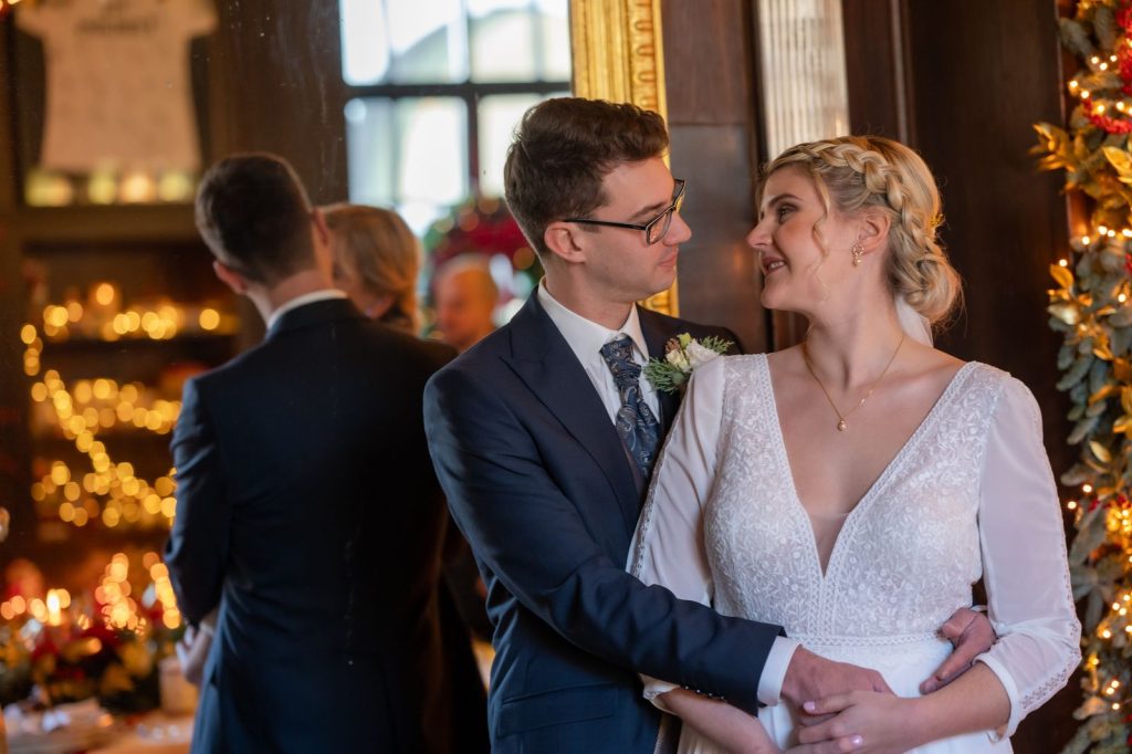 Mariés enlacés lors d’un mariage de Noël à la Ferme Saint-Lambert à Jehay