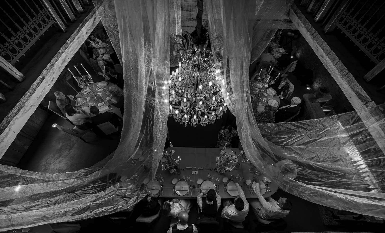 La salle de réception décorée de voilages et d'un lustre, vue d'en haut, en noir et blanc