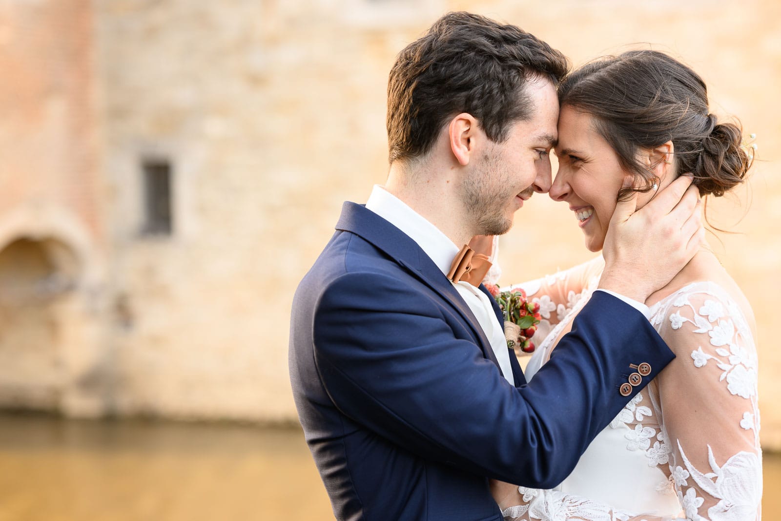 Les mariés face à face devant le Château de Lavaux-Sainte-Anne