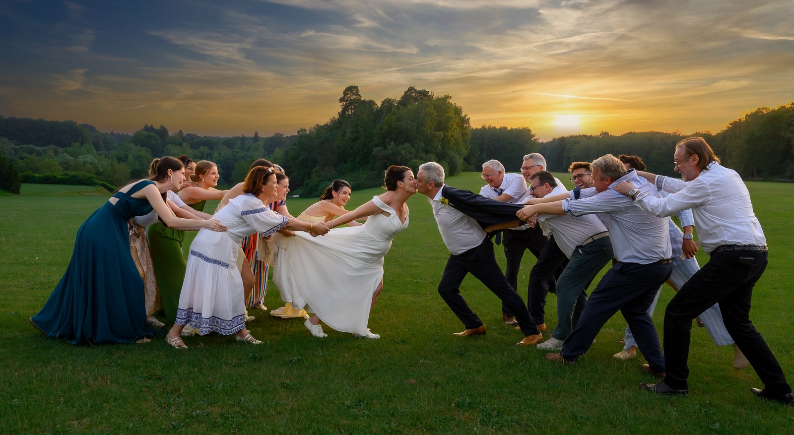 Jeu des invités autour des mariés au coucher du soleil dans le parc du Château de La Hulpe
