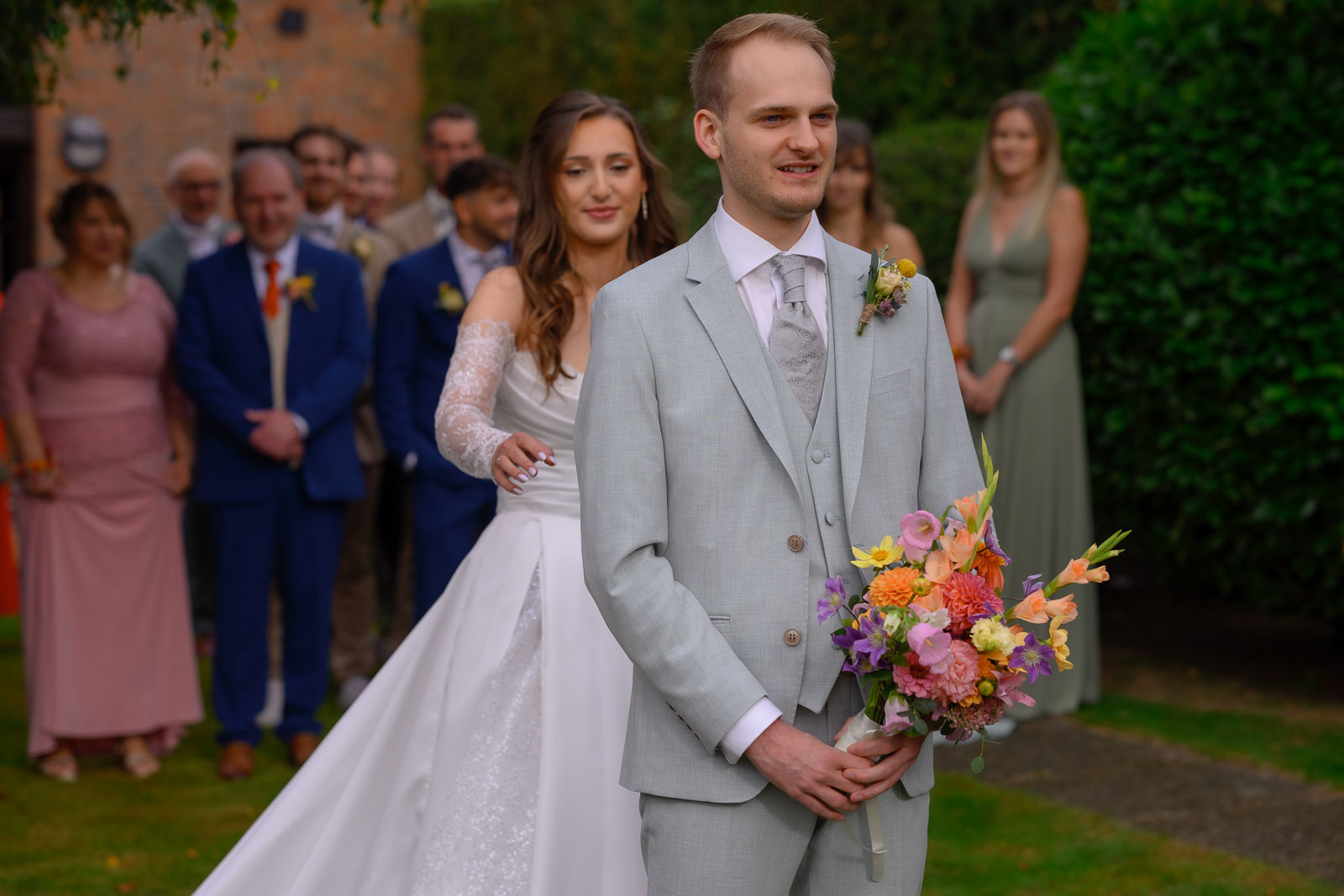 First look : les mariés se découvrent dans le jardin – first look, mariage Emeline et Gilles