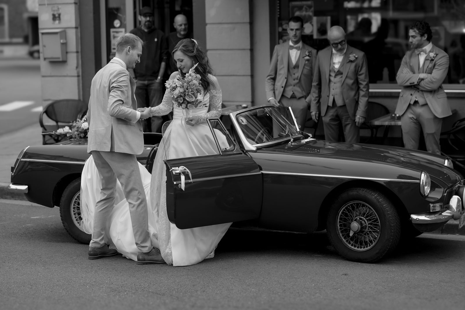 La mariée descend du cabriolet ancien devant la maison communale – mariage civil à Waremme, Emeline et Gilles