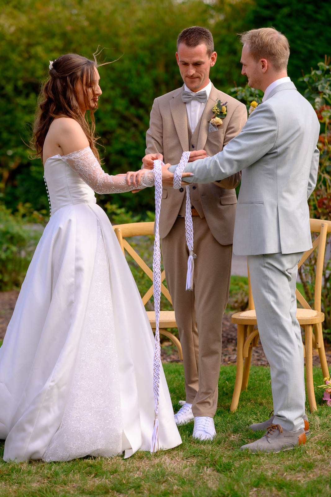 Cérémonie des mains liées des mariés – mariage Ferme-Château du Sart, Ampsin (Amay)