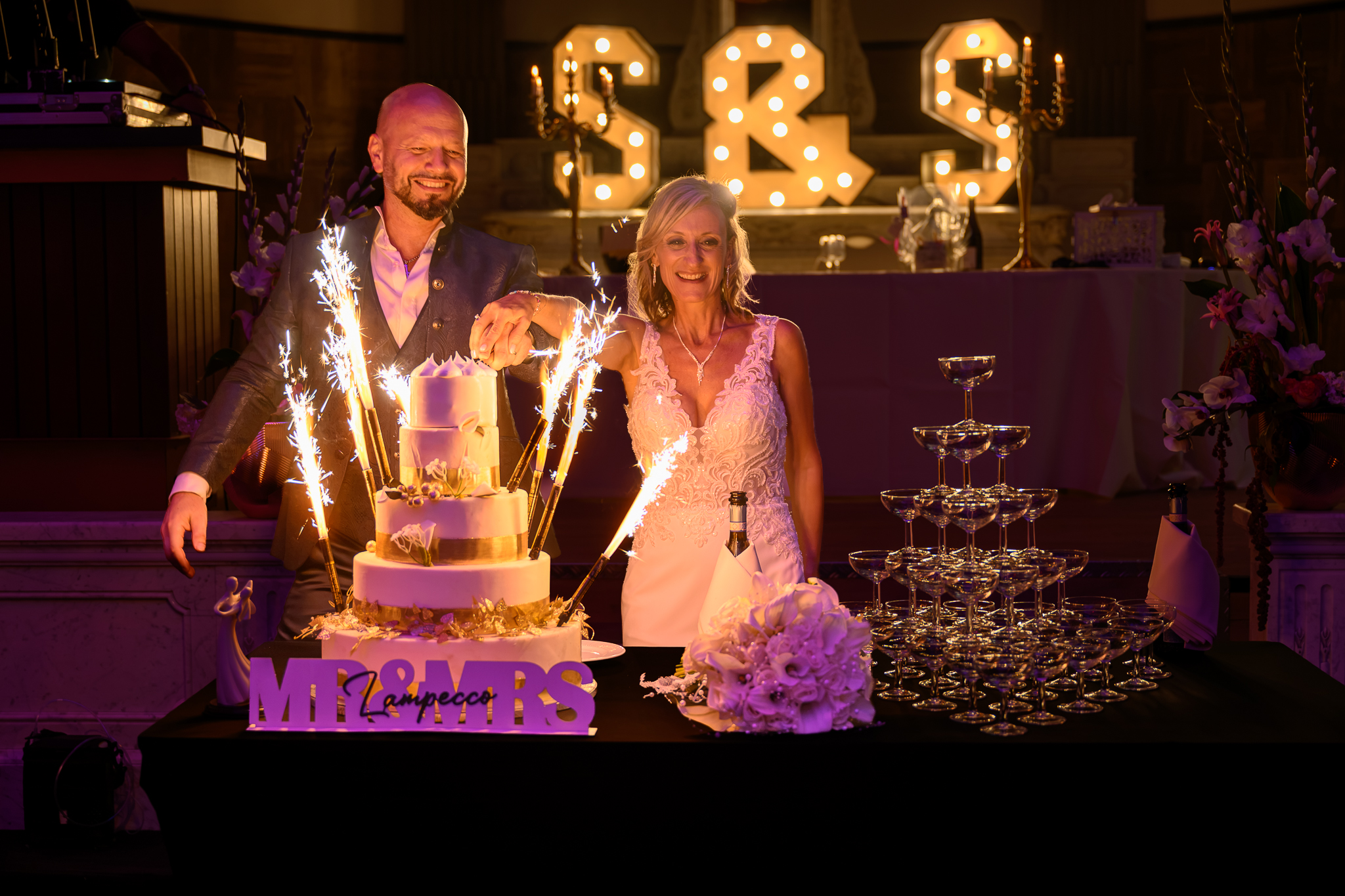 Gâteau de mariage avec étincelles au Naos, Abbaye d'Aulne